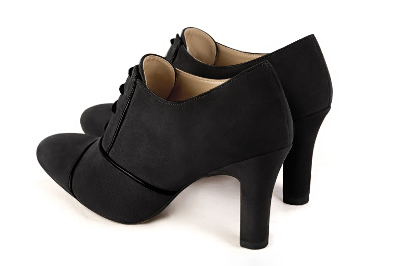 Matt black women's essential lace-up shoes. Round toe. High kitten heels. Rear view - Florence KOOIJMAN